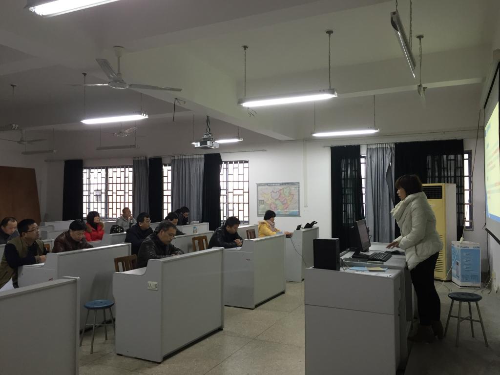 拟申报教改课题的教师进行汇报答辩一